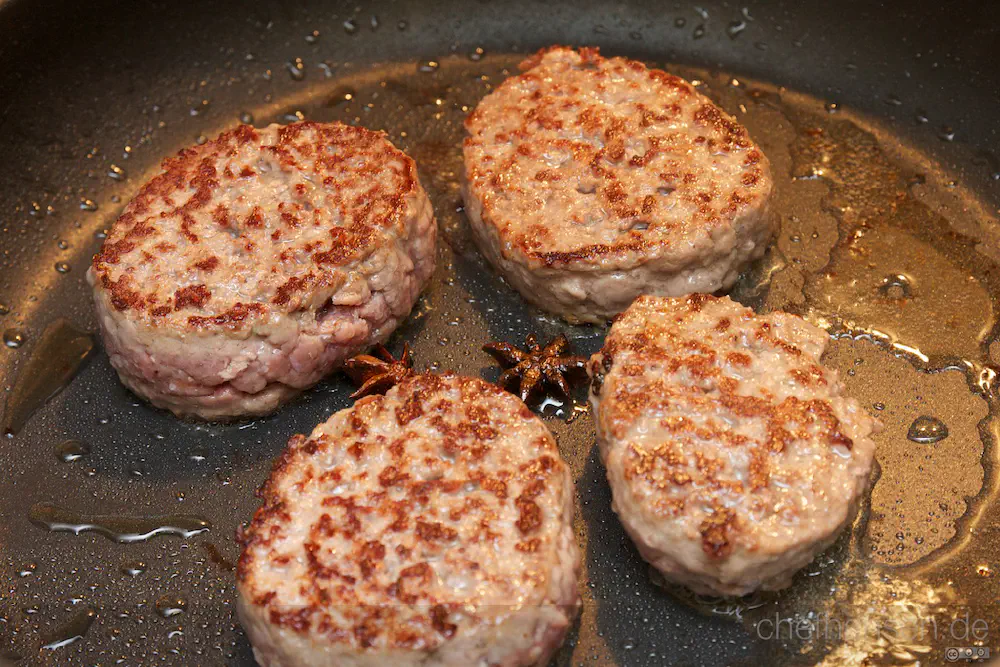 Burger Patties in der Pfanne