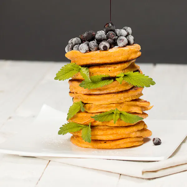 Süßkartoffel Pancakes mit Sirup von Schwarzer Johannisbeere