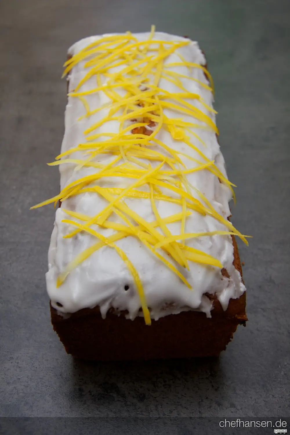 Saftiger Zitronenkuchen mit Zuckerguss und Zitronenzesten