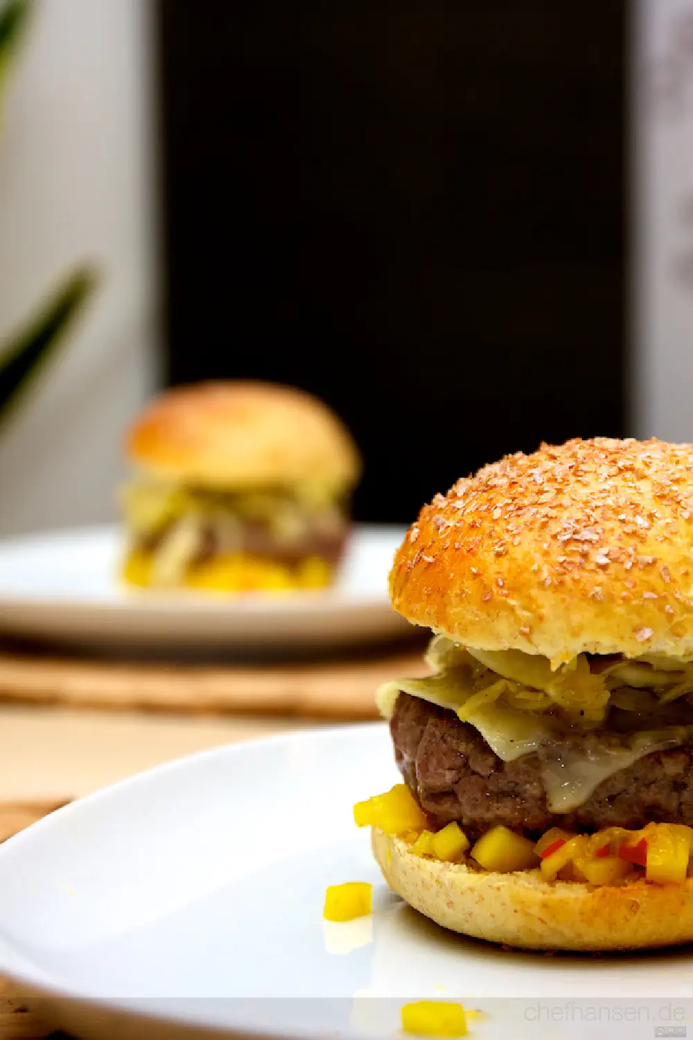 Mit Mango-Chutney, Fenchel-Chicoree-Salat und Orangen-Mayo im Kartoffel-Brioche-Burger-Bun