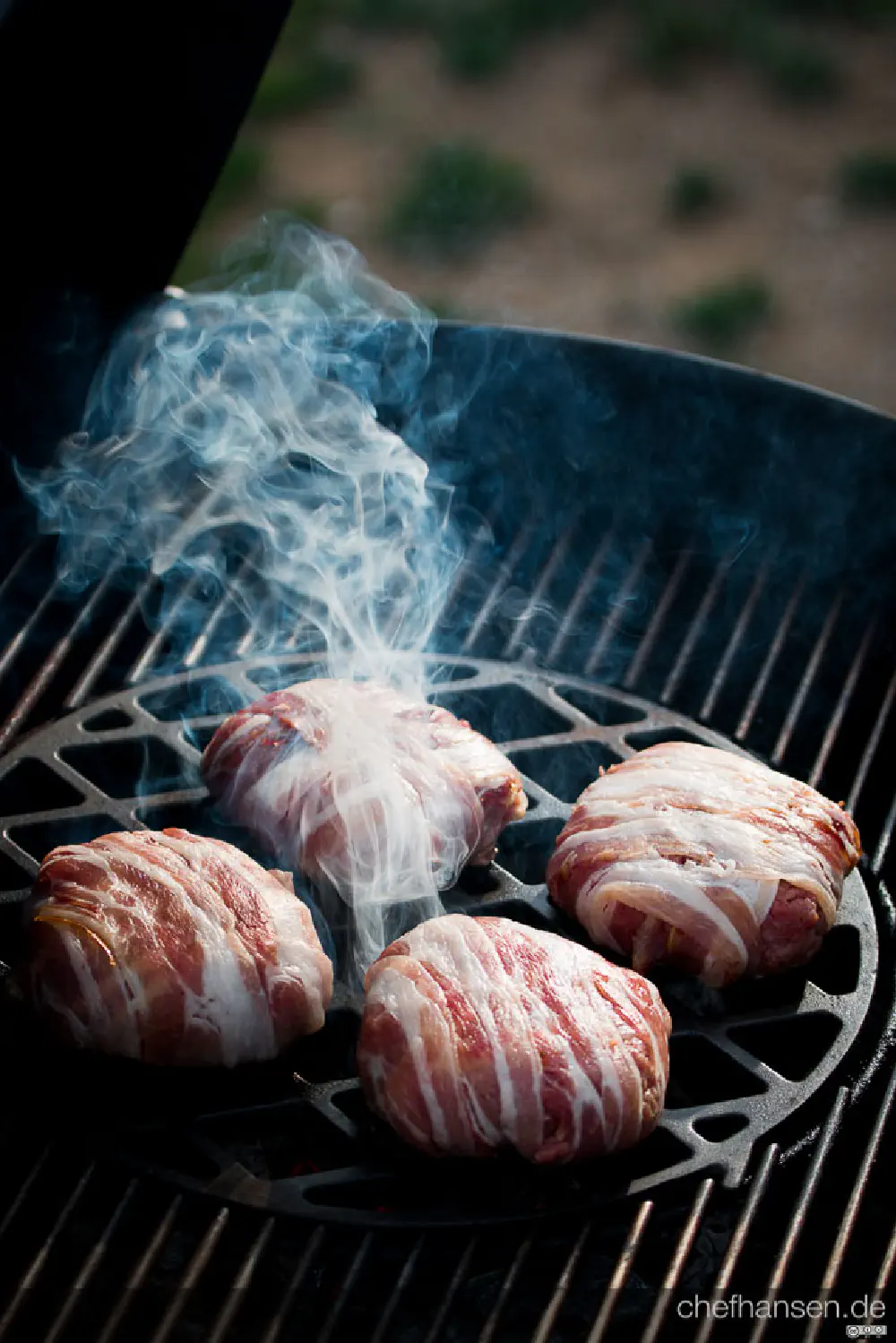 The Bomber, ein Burger mit Bacon, Speck und Käse im Überfluss, schlägt ein wie eine Bombe! Angelehnt an den BBQ Klassiker Bacon Bomb