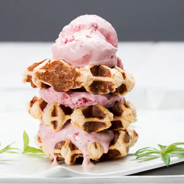 Selbstgemachtes Erdbeereis mit den besten Erdbeeren der Welt. Abgeschmeckt mit einem Schlückchen Ingwerschnaps und dicken belgischen Waffeln serviert