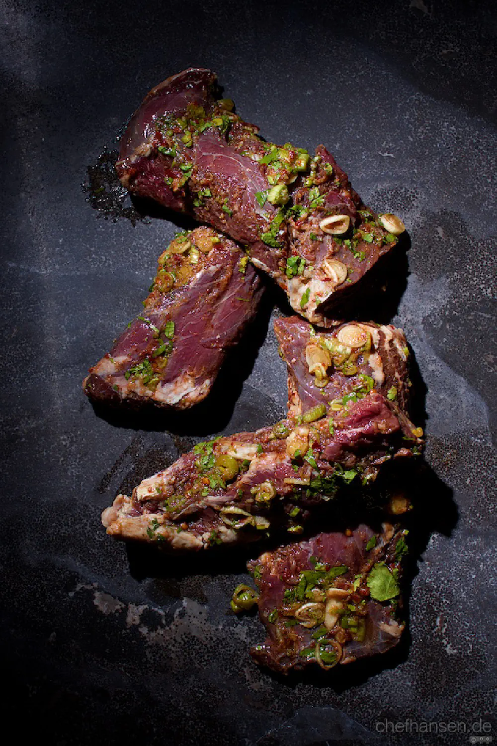 Onglet, Nierenzapfen, gegrillt in asiatischer Marinade mit grünem Spargel und Gomasio