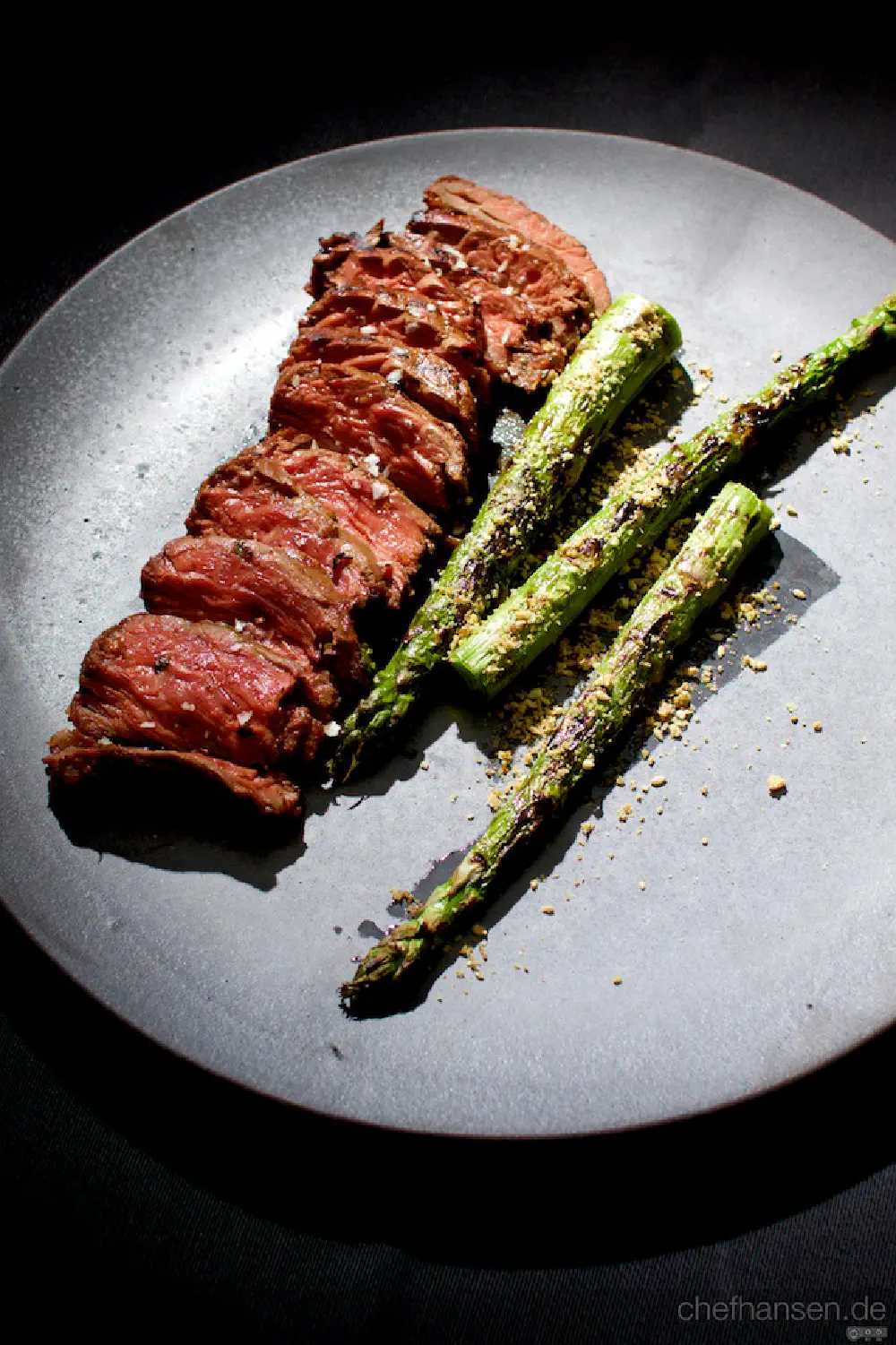 Onglet, Nierenzapfen, gegrillt in asiatischer Marinade mit grünem Spargel und Gomasio