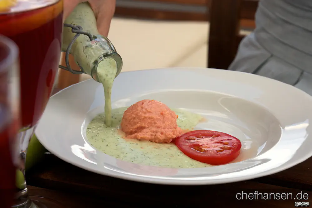 Gurkensuppe mit Tomateneis