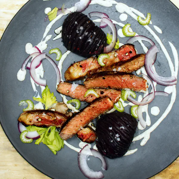 Rote Beete Hasselback und Blauschimmelkäsecreme