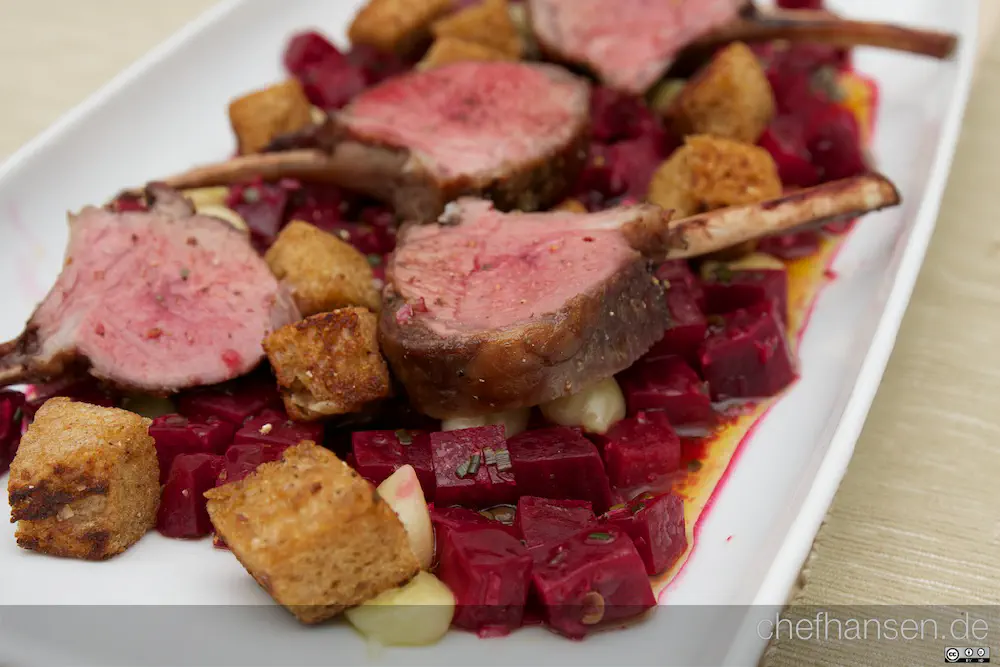 Rote Beete Sous Vide mit Lammkrone, Croutons und Wasabi-Sphären